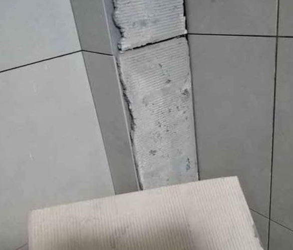 侯马瓷砖空鼓维修公司分享下厨房瓷砖脱落的补救措施。